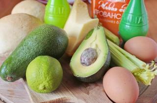 Салат с яйцом и авокадо - фото шага 1