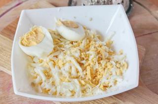 Салат с яйцом и авокадо - фото шага 2