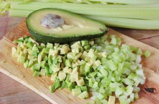 Салат с яйцом и авокадо - фото шага 3