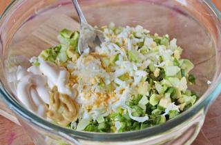 Салат с яйцом и авокадо - фото шага 4