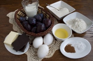 Шоколадный кекс со сливами - фото шага 1