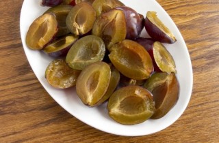 Шоколадный кекс со сливами - фото шага 3