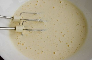 Шоколадный кекс со сливами - фото шага 4