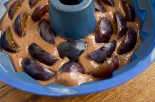 Шоколадный кекс со сливами - фото шага 6