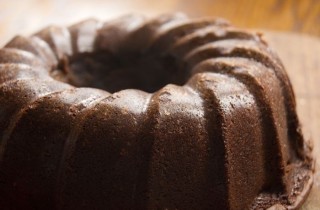 Шоколадный кекс со сливами - фото шага 7