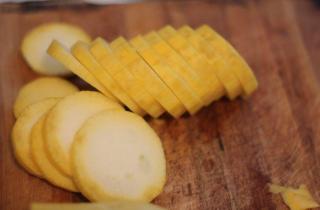 Теплые бутерброды с кабачком и чесноком - фото шага 2