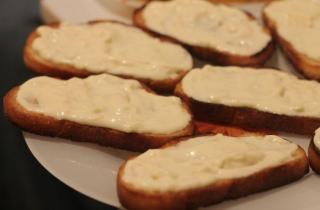 Теплые бутерброды с кабачком и чесноком - фото шага 8