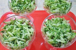 Вкусный салат с тунцом - фото шага 4