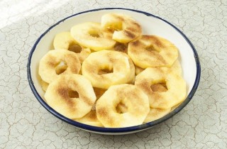 Яблоки в кляре - фото шага 2