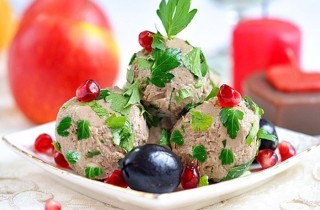 Закусочные шарики из печени с яблоком
