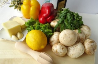 Запеченные шампиньоны с сыром и овощами - фото шага 1