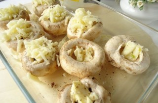 Запеченные шампиньоны с сыром и овощами - фото шага 2