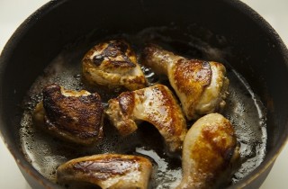 Фрикасе из курицы с овощами в винном соусе - фото шага 3