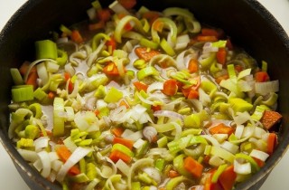 Фрикасе из курицы с овощами в винном соусе - фото шага 4