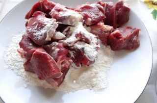 Говядина, тушеная в вине - фото шага 3