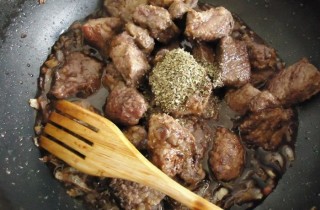 Говядина, тушеная в вине - фото шага 6