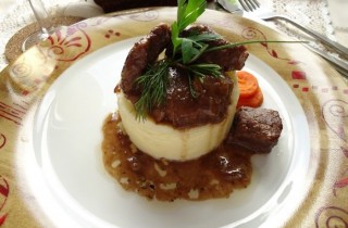 Говядина, тушеная в вине