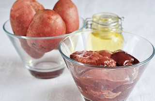 Жареная картошка с печенью - фото шага 1