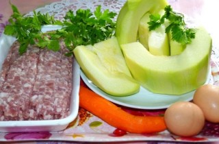 Кабачковый рулет с фаршем - фото шага 1