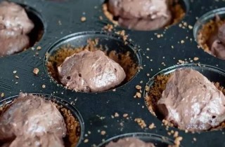 Капкейки с шоколадным кремом и ванильной глазурью - фото шага 2