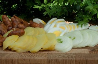 Картофель, запеченный с колбасой и яйцами - фото шага 2