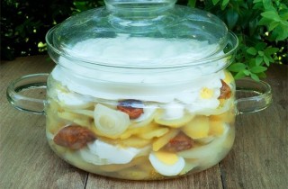 Картофель, запеченный с колбасой и яйцами - фото шага 3