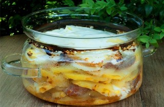 Картофель, запеченный с колбасой и яйцами - фото шага 4