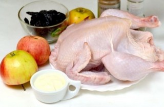 Курица в рукаве, фаршированная черносливом и яблоками - фото шага 1