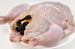 Курица в рукаве, фаршированная черносливом и яблоками - фото шага 5