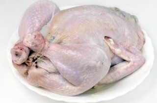 Курица в рукаве, фаршированная черносливом и яблоками - фото шага 6