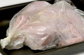 Курица в рукаве, фаршированная черносливом и яблоками - фото шага 7