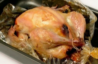 Курица в рукаве, фаршированная черносливом и яблоками - фото шага 8