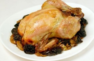 Курица в рукаве, фаршированная черносливом и яблоками - фото шага 9