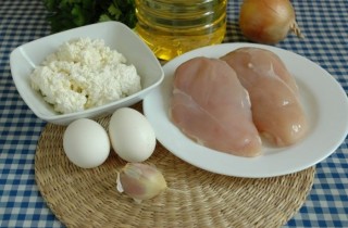 Куриные котлеты с творогом в панировке - фото шага 1