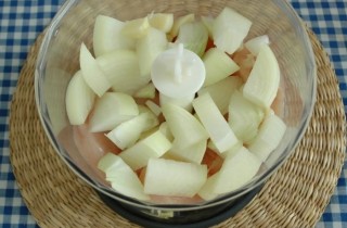 Куриные котлеты с творогом в панировке - фото шага 2