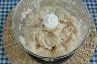 Куриные котлеты с творогом в панировке - фото шага 3