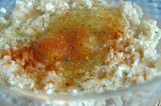 Куриные котлеты с творогом в панировке - фото шага 4