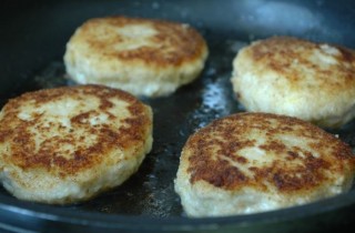 Куриные котлеты с творогом в панировке - фото шага 6