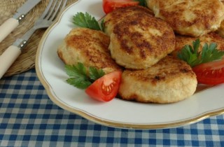 Куриные котлеты с творогом в панировке - фото шага 7