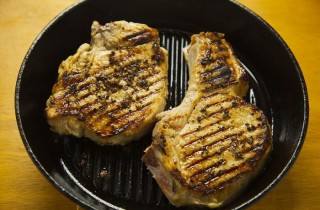 Свиная корейка в пиве на гриле - фото шага 5