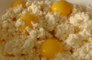 Творожная запеканка с яблоками - фото шага 3