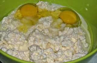 Творожные булочки с колбасой и сыром - фото шага 2