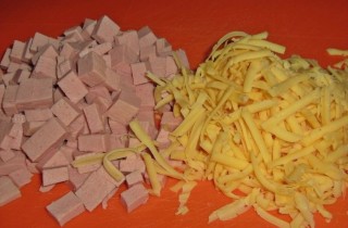 Творожные булочки с колбасой и сыром - фото шага 3