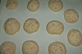 Творожные булочки с колбасой и сыром - фото шага 5