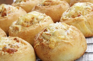 Творожные булочки с колбасой и сыром