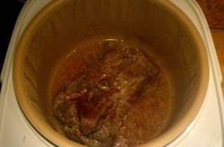 Говядина куском в мультиварке - фото шага 3