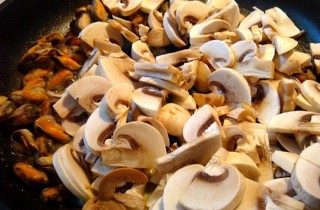 Жаркое с мидиями и шампиньонами - фото шага 1