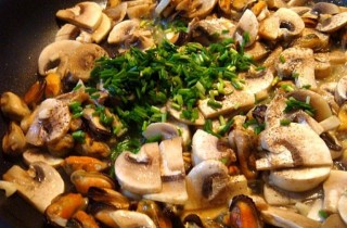 Жаркое с мидиями и шампиньонами - фото шага 2