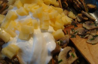 Жаркое с мидиями и шампиньонами - фото шага 3