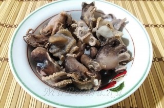 Жареные осьминоги в чесночно-соевом маринаде - фото шага 1